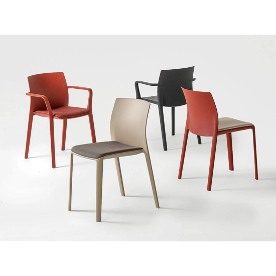 Klia Braccioli - Seduta Imbottita Sedie in plastica di design Kastel 1