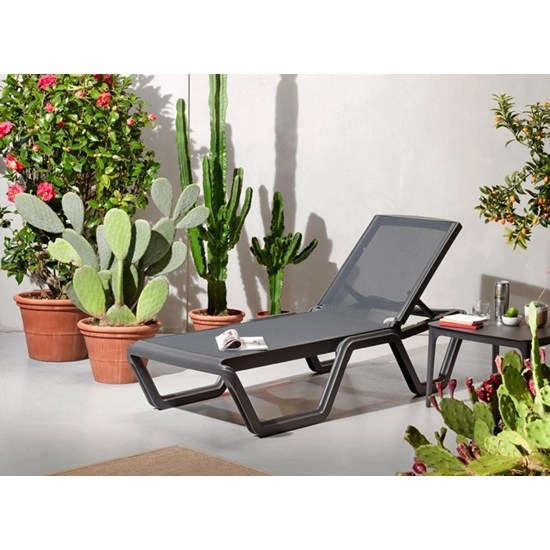 Vela cot Sunbeds and deck chairs in the garden Scab