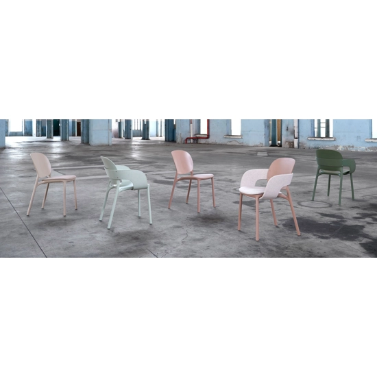 Hug Armchair with cushion and padded band Upholstered chairs Scab 1